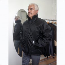 giubbotto che si chiude con una mano