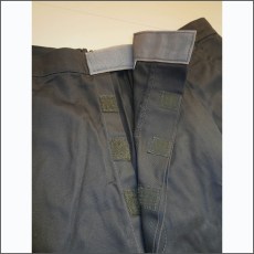 pantaloni con bottoncini in velcro