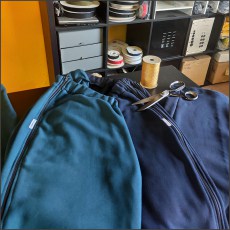 pantaloni in felpa con cerniere sui lati per l'inserimento dei tutori